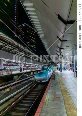 夜間抵達和離開東京車站的新幹線列車 122552951