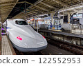 夜間抵達和離開東京車站的新幹線列車 122552953