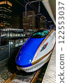 夜間抵達和離開東京車站的新幹線列車 122553037