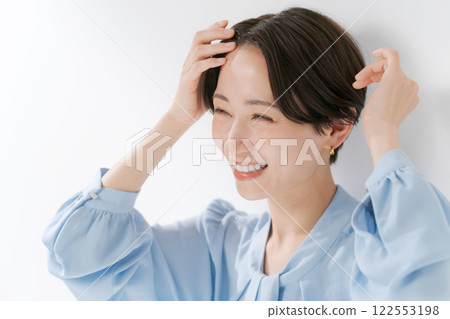 A woman in her 40s with short hair 122553198