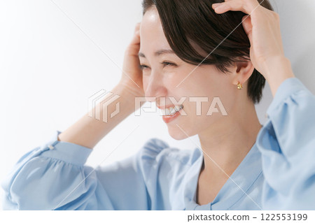 40 多歲短髮女性 122553199