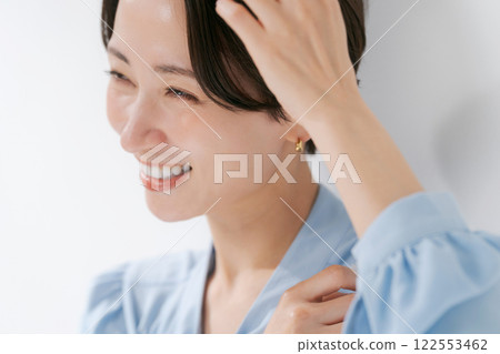 A woman in her 40s with short hair 122553462