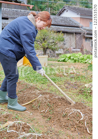 田間勞動的婦女、鄉村生活、家庭花園 122553570