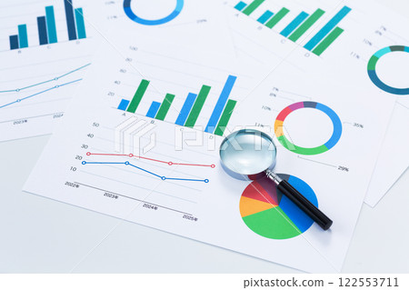 大量的商業圖表和放大鏡 122553711