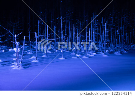 Lighted-up winter lake Biei-cho 122554114