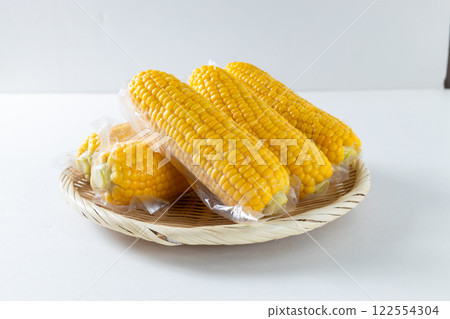 Boiled corn vacuum packed Boiled corn vacuum packed 122554304