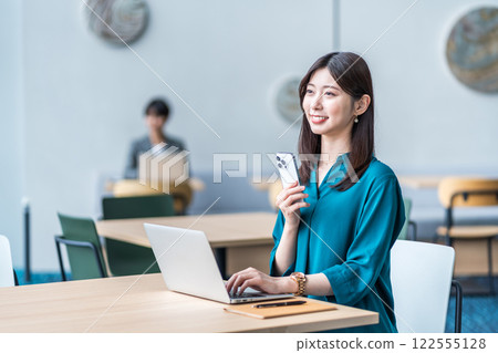 在共享辦公空間工作的女士。 在共享辦公空間工作的女士。 122555128