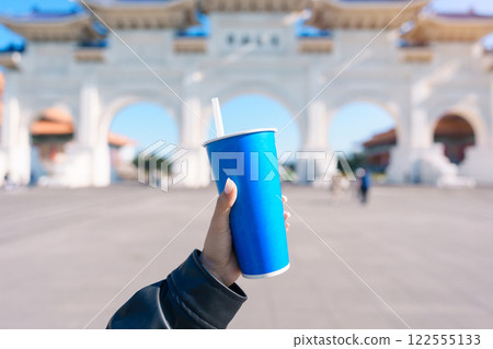 woman hand holding Pearl bubble milk tea glasses. traveler at National Chiang Kai shek Memorial, a famous beverages in Taipei, Taiwan woman hand holding Pearl bubble milk tea glasses. traveler at National Chiang Kai shek Memorial, a famous beverages in Taipei, Taiwan 122555133