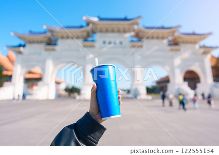 woman hand holding Pearl bubble milk tea glasses. traveler at National Chiang Kai shek Memorial, a famous beverages in Taipei, Taiwan woman hand holding Pearl bubble milk tea glasses. traveler at National Chiang Kai shek Memorial, a famous beverages in Taipei, Taiwan 122555134