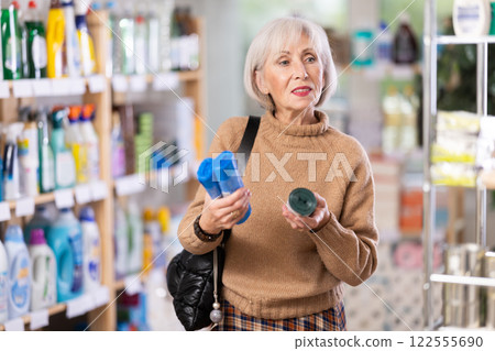 customer chooses garbage bags customer chooses garbage bags 122555690