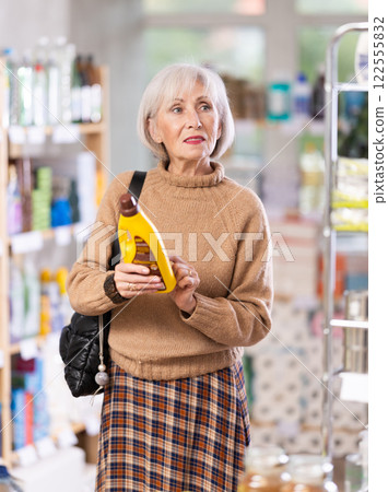 woman chooses parquet products 122555832