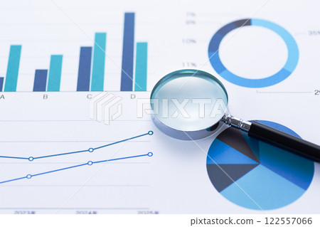 商業圖表和放大鏡 122557066