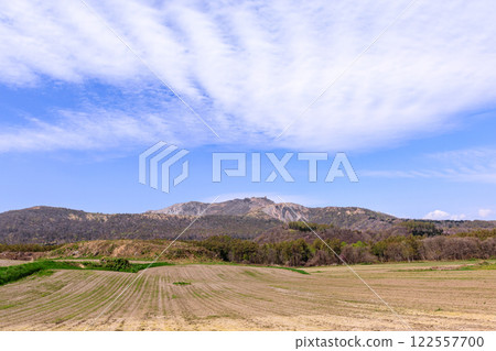 從南方俯瞰有珠山，北海道壯瞥町 [4 月] 122557700