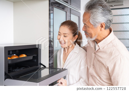 Senior couple cooking in the oven 122557728