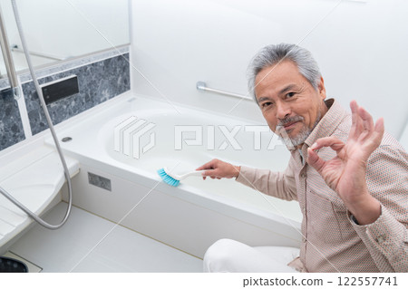 老人打掃浴室 老人打掃浴室 122557741