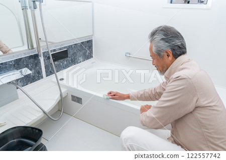 老人打掃浴室 122557742