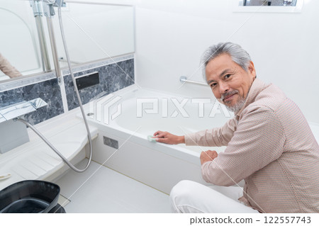 老人打掃浴室 老人打掃浴室 122557743