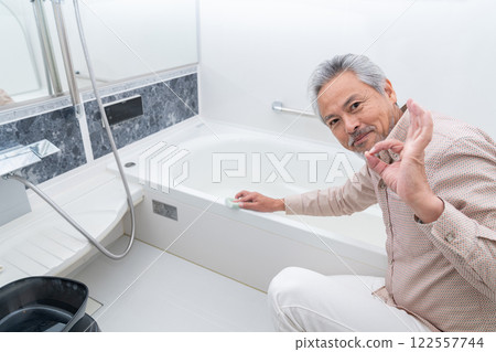 老人打掃浴室 122557744