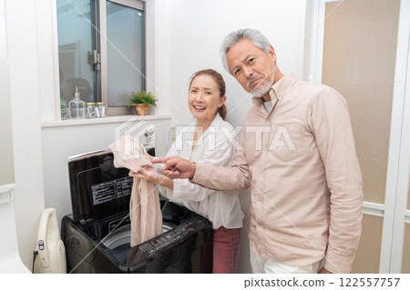 Senior couple having trouble doing laundry 122557757