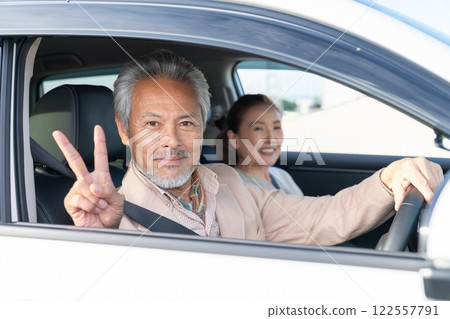 老年夫婦車 122557791