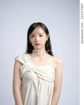 一個穿裙子的女人的肖像 122557987