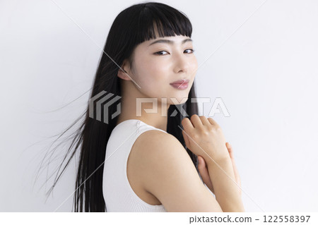 Beauty: Woman with long black hair 122558397