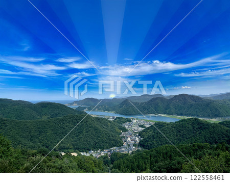 從山頂看到的夏日藍天與光線的設計線 122558461