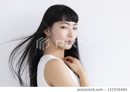 美女：長著黑色長髮的女人 122558484