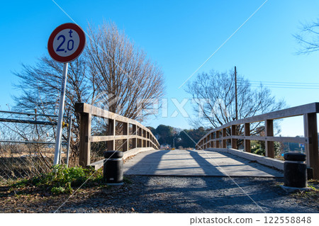 Bridge and road sign 122558848