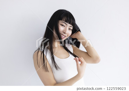 美女：長著黑色長髮的女人 122559023