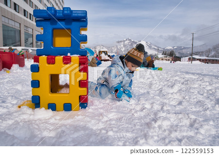 男孩在玩雪 122559153