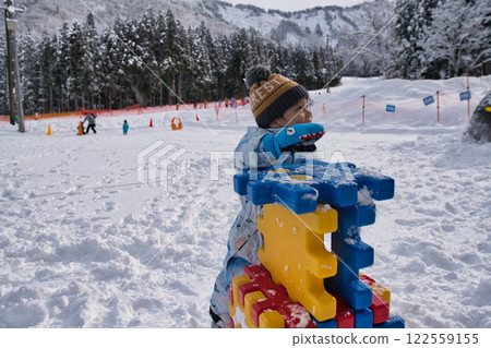 男孩在玩雪 122559155