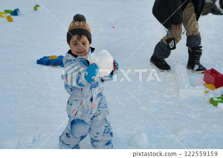 男孩在玩雪 122559159