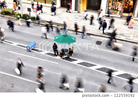 Ginza Street pedestrian precinct crowded with foreign tourists 122559192