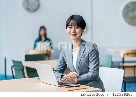 Businesswoman working in a cafe. 122559205