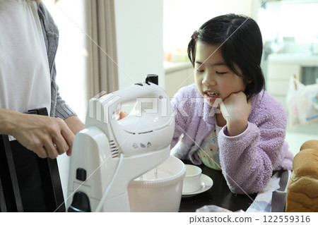 Baking with Kid Baking with Kid 122559316