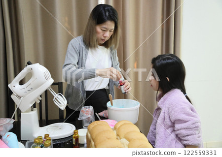 Baking with Kid 122559331