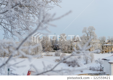 Winter park on a sunny day. Beautiful winter landscape. 122559421