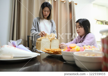Baking with Kid 122559433