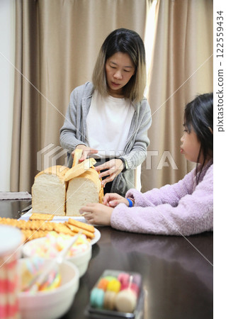 Baking with Kid Baking with Kid 122559434