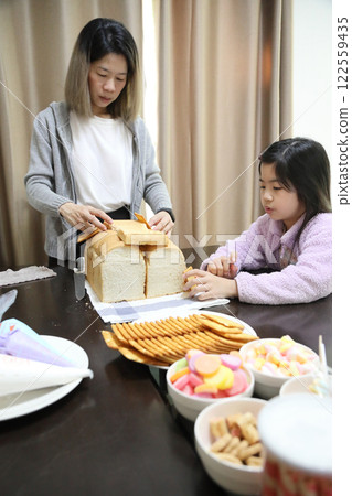 Baking with Kid 122559435