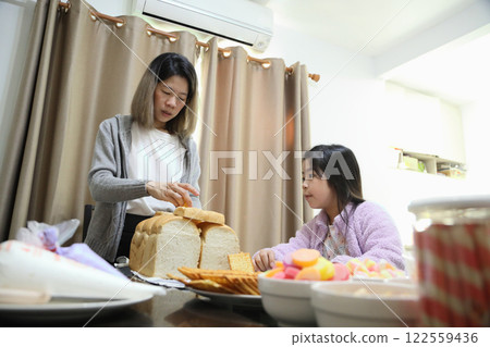 Baking with Kid Baking with Kid 122559436