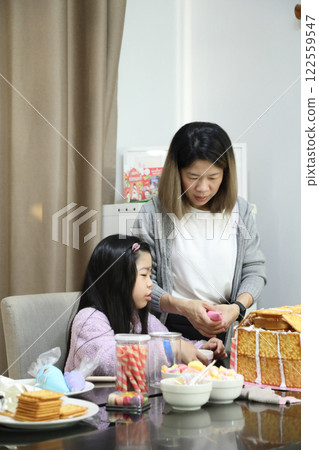 Baking with Kid 122559547