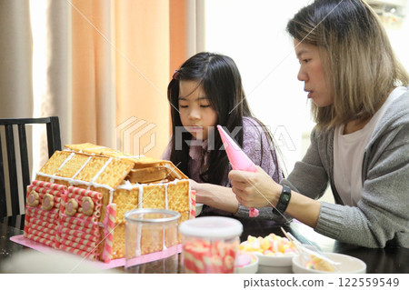 Baking with Kid 122559549