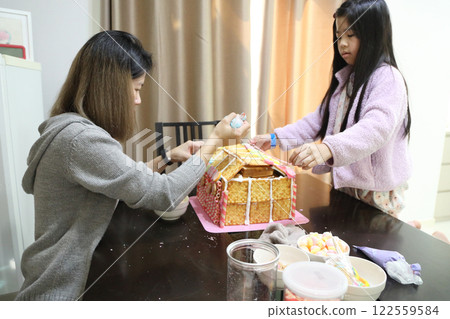 Baking with Kid 122559584