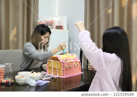 Baking with Kid 122559589