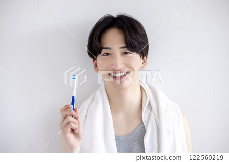 刷牙的年輕人 122560219