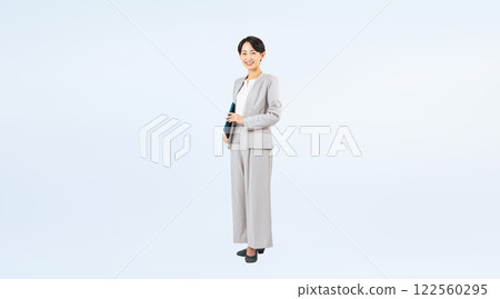一位中年女性商務人士拿著文件的全身照片 122560295