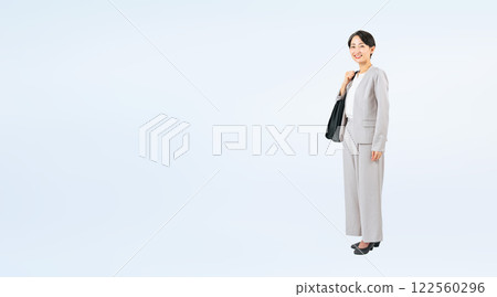 一位中年女性商務人士拿著包包的全身照片 122560296