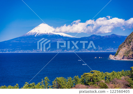 [Shizuoka Prefecture] Mount Fuji seen across the sea from Nishiizuida on a clear day 122560405